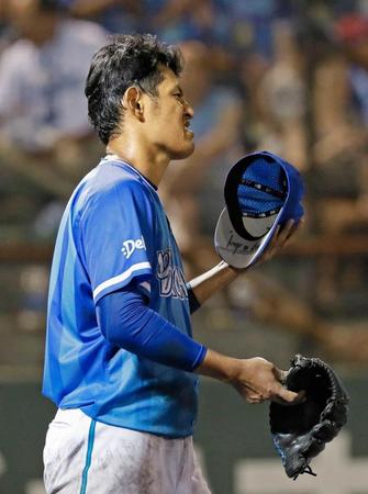 　４回、中日に追加点を許し、厳しい表情の井納