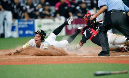 　１２回ソフトバンク１死一、三塁、松田の犠飛で同点の生還を果たす三走・川島＝京セラドーム