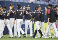 　ソフトバンクと引き分け、ナインを迎えるロッテ・井口監督（中央）＝京セラドーム