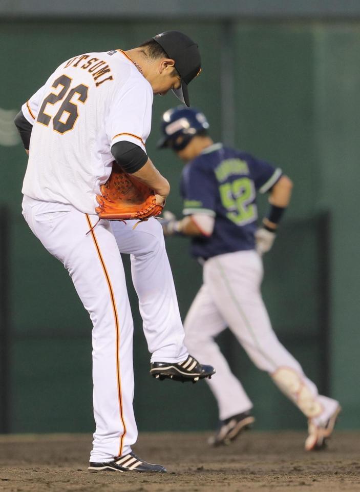 ４回、中村（後方）に本塁打を許した内海