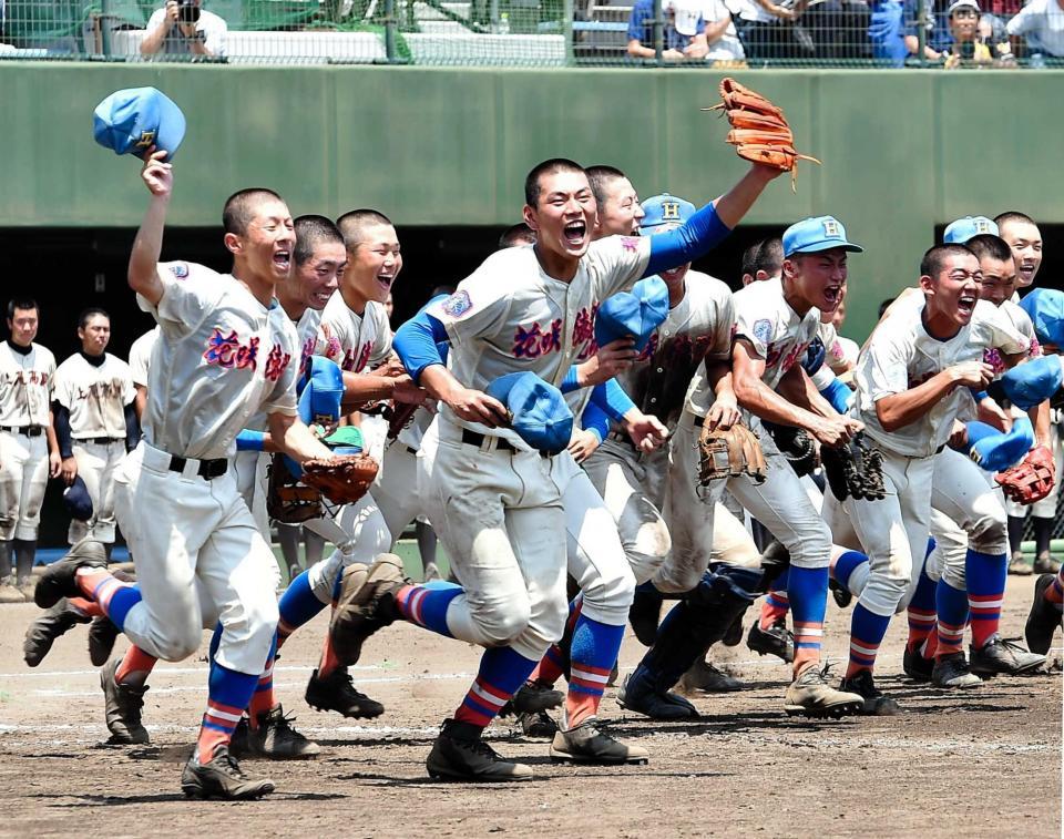 　優勝を決めスタンドへ駆け出す花咲徳栄ナイン（撮影・中田匡峻）