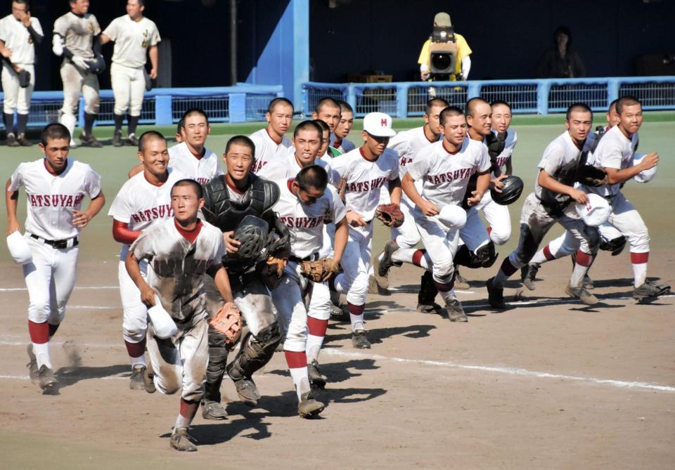 　小松を下し、１３年ぶりに準決勝に進出した松山商ナイン（撮影・濱村博文）