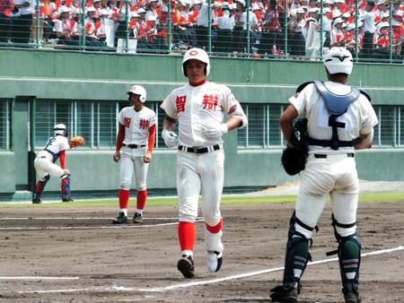 決勝・市和歌山戦の二回に左翼席へソロを放ち、生還する智弁和歌山の５番・冨田＝（右から二人目）