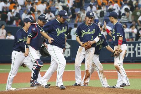 　逆転勝ちで６連勝を飾り、喜ぶ山田哲（右から３人目）らヤクルトナイン＝京セラドーム