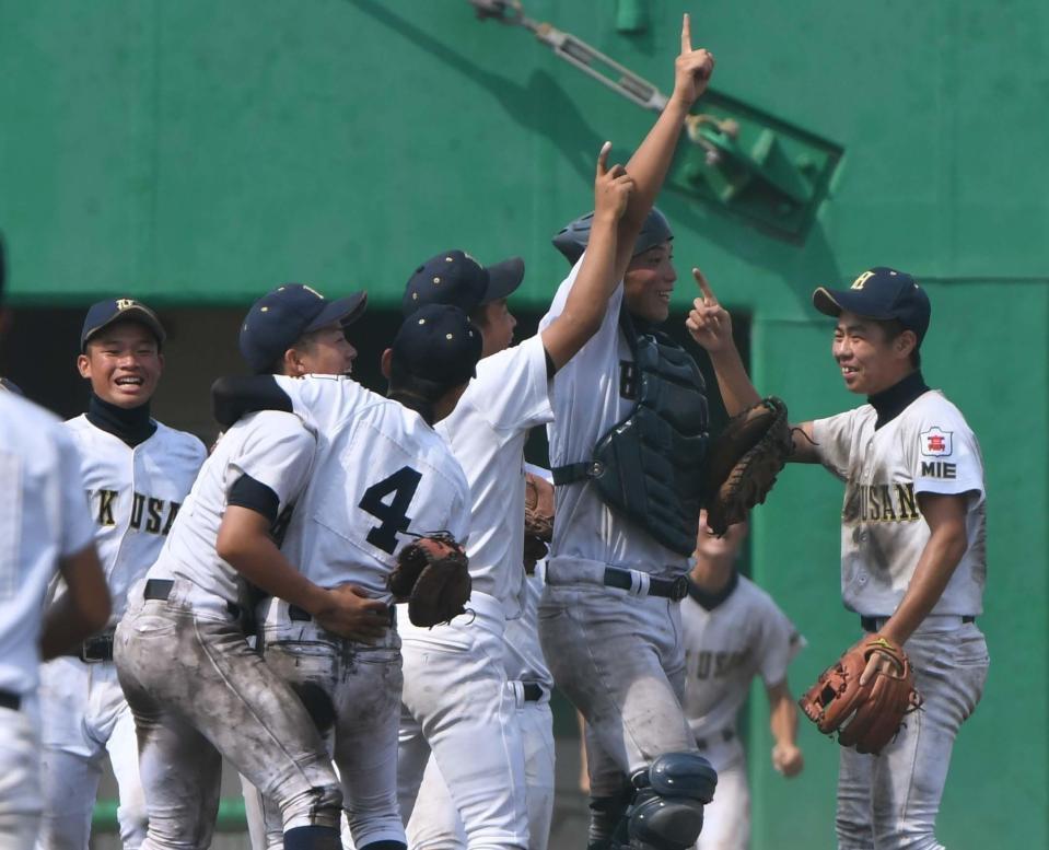 　甲子園初出場を決め、喜ぶ白山ナイン