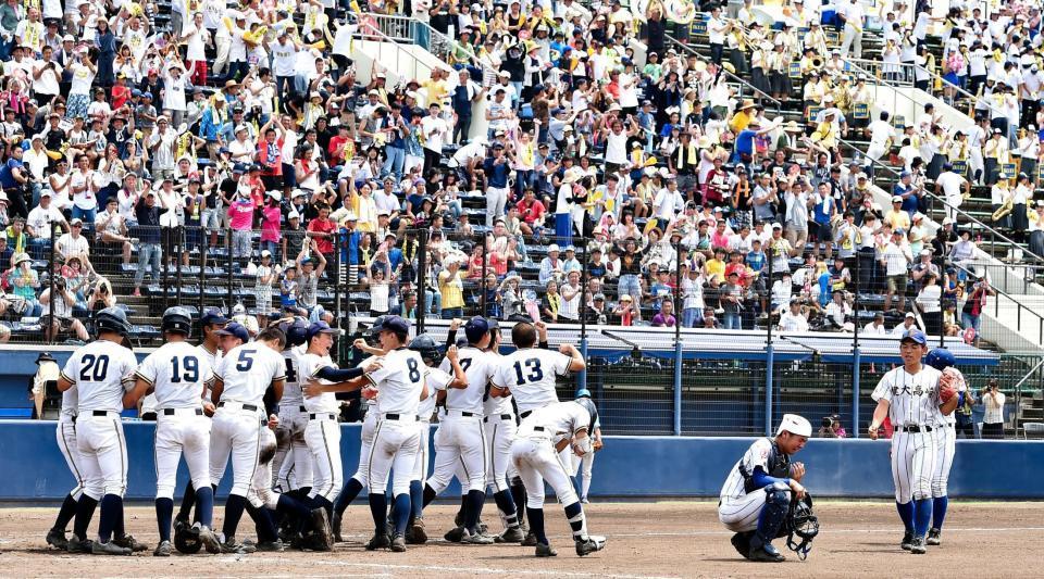 　サヨナラ勝ちで健大高崎を下し、甲子園出場を決め、喜ぶ前橋育英ナイン（撮影・中田匡峻）