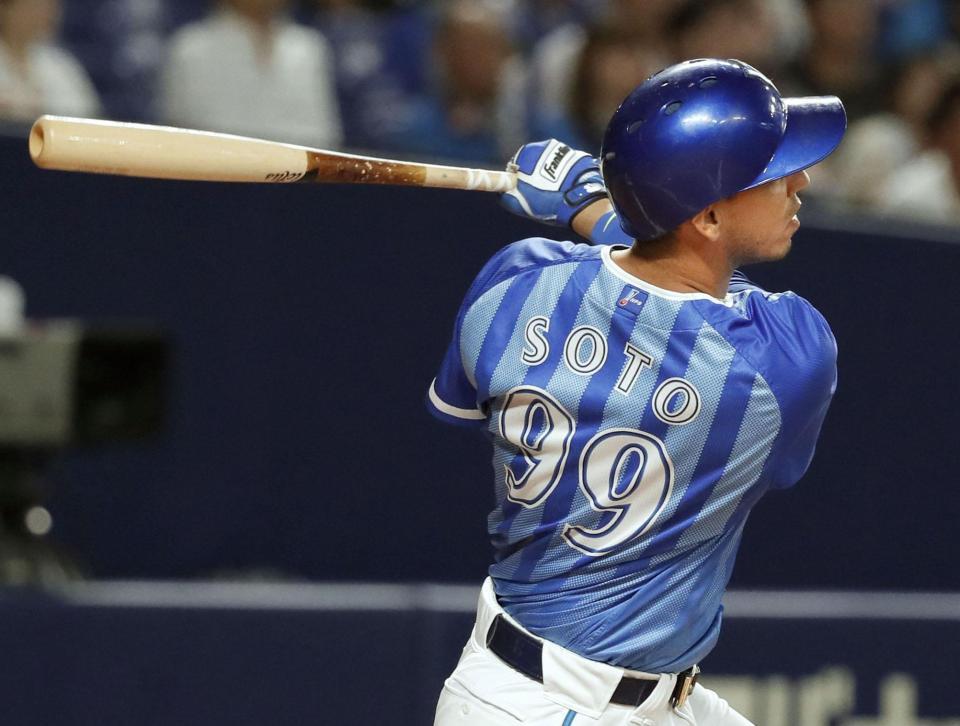 　１回ＤｅＮＡ無死一塁、ソトが左越えに先制２ランを放つ＝ナゴヤドーム