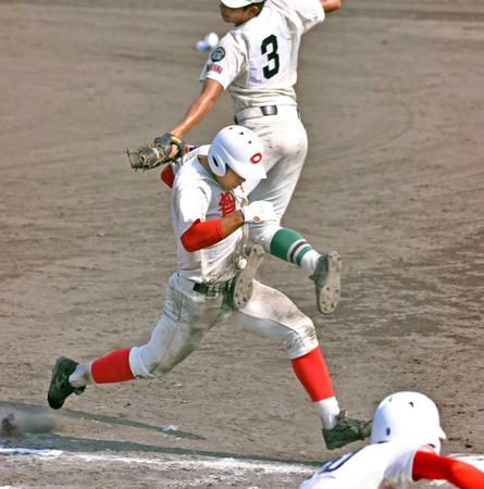 　９回、一塁へ全力疾走し、相手の送球エラーを誘う智弁和歌山・林