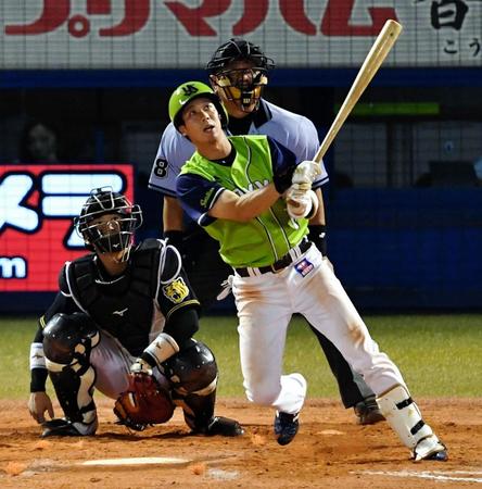 ８回ヤクルト無死、左越えにソロ本塁打を放つヤクルト・山田哲人＝神宮（撮影・出月俊成）