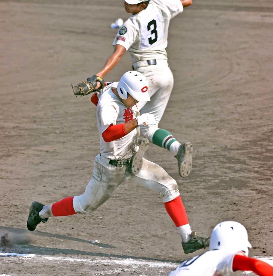 　９回、一塁へ全力疾走し、相手の送球エラーを誘う智弁和歌山・林