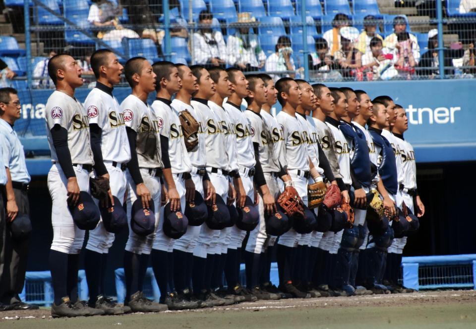 ２年連続の夏の甲子園出場を決め、校歌を歌う済美ナイン