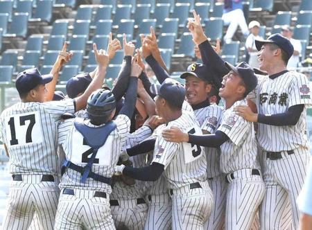 　優勝を決め、マウンド上に集まって喜ぶ明石商ナイン