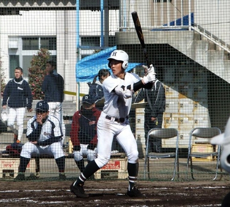 東兵庫大会決勝・市尼崎戦に先発する今秋ドラフト１位候補・小園（中央）