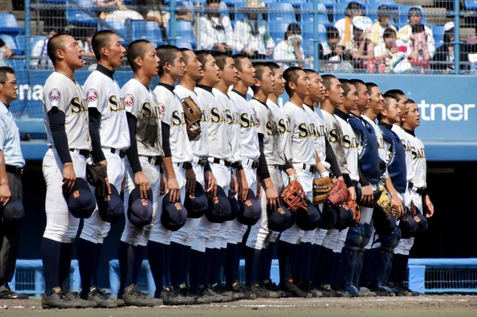 　２年連続の夏の甲子園出場を決め、校歌を歌う済美ナイン