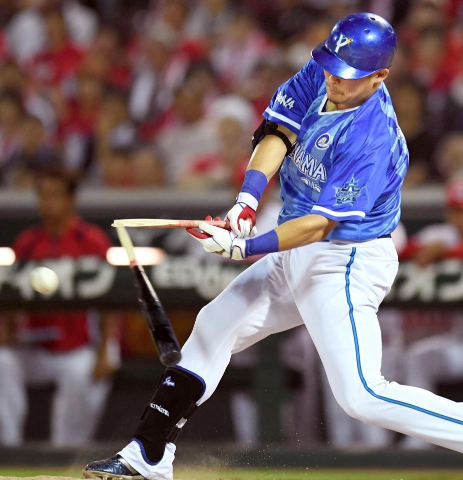 ６回、バットをへし折られながらも適時打を放つ筒香（撮影・飯室逸平）