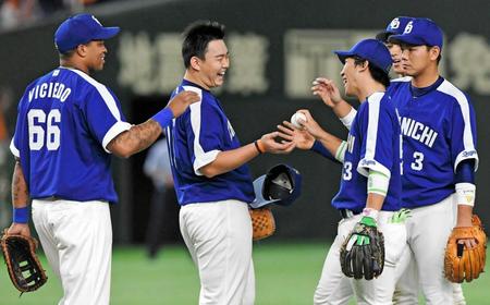 　初の完封勝利を挙げ、笑顔でウイニングボールをもらう小笠原