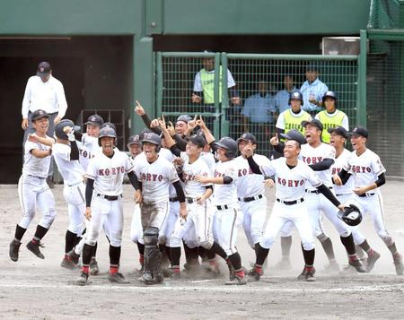 　劇的なサヨナラ勝ちで甲子園出場を決め、歓喜する広陵ナイン（撮影・飯室逸平）