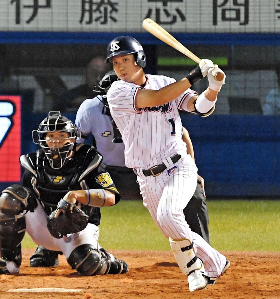 ５回、中前に同点の２点打を放つ山田哲（撮影・出月俊成）