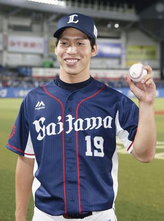 　プロ初勝利を挙げ、ウイニングボールを手に笑顔の西武・斉藤大＝ＺＯＺＯマリン