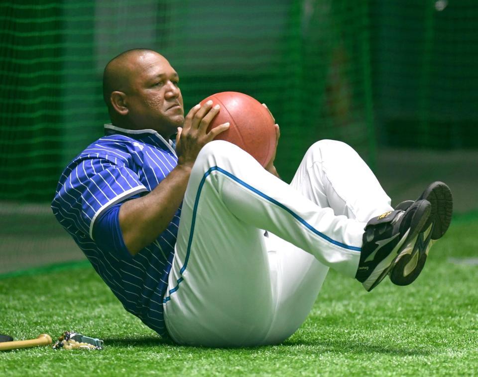 　トレーニングボールを使って体を動かすラミレス監督（撮影・飯室逸平）