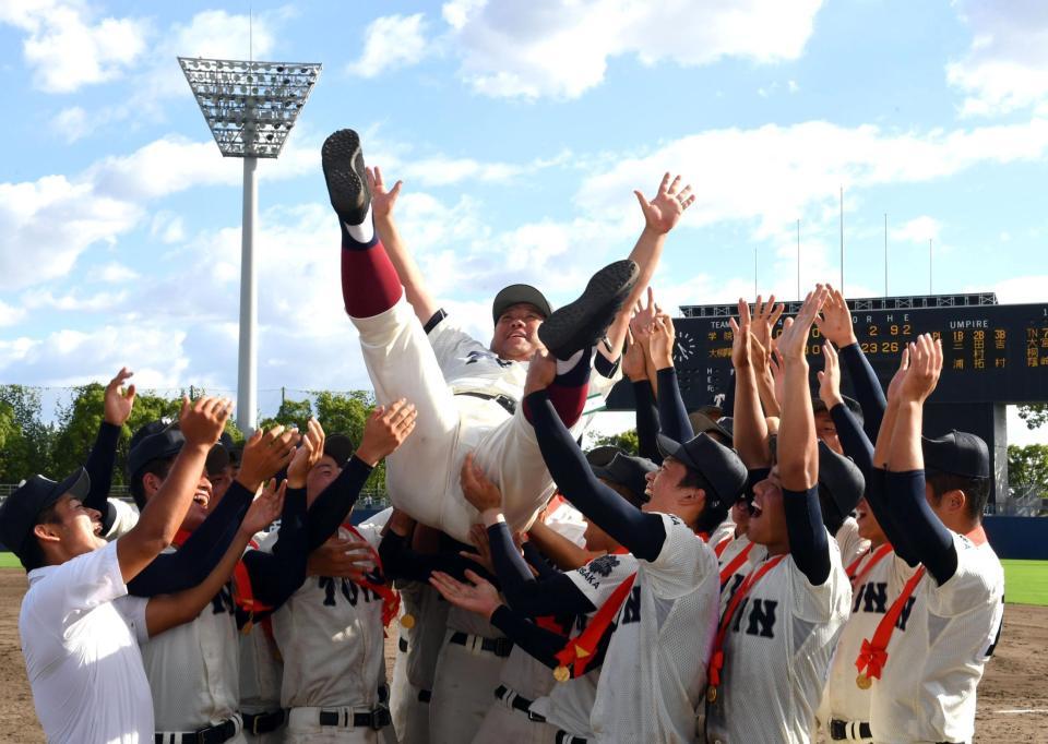 　優勝しナインから胴上げされる大阪桐蔭・西谷監督（撮影・山口登）