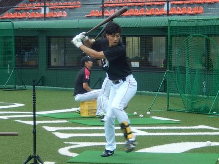打撃練習をする日本ハムから移籍の岡大海外野手（釧路市営球場）