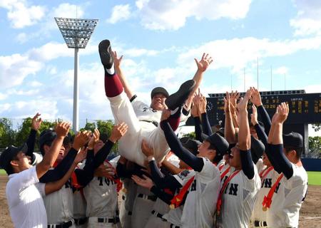 　優勝しナインから胴上げされる大阪桐蔭・西谷監督