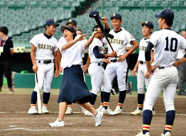 【写真】下剋上球児のモデル校　女性部長が甲子園の打席に立って高野連からしかられる