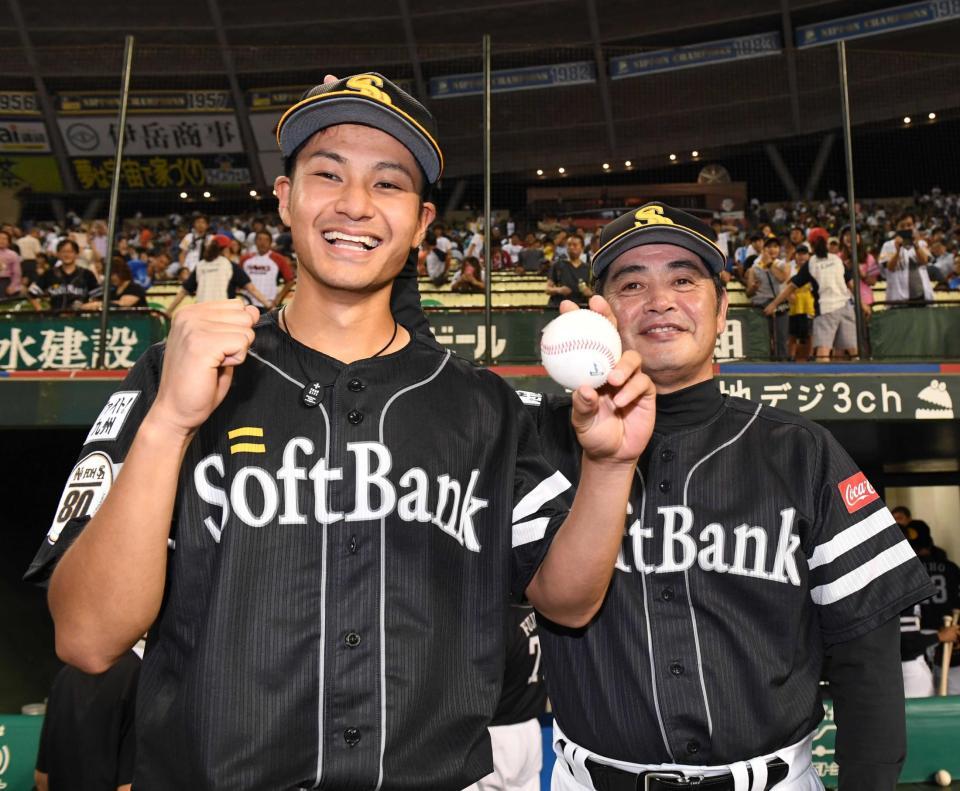 ８回２失点でプロ初先発初勝利を挙げ、工藤監督（右）の横で笑顔を見せる大竹