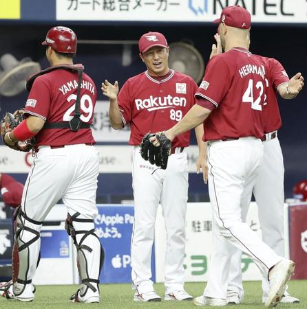 　オリックスに逆転勝ちし、ナインを迎える楽天の平石監督代行（中央）