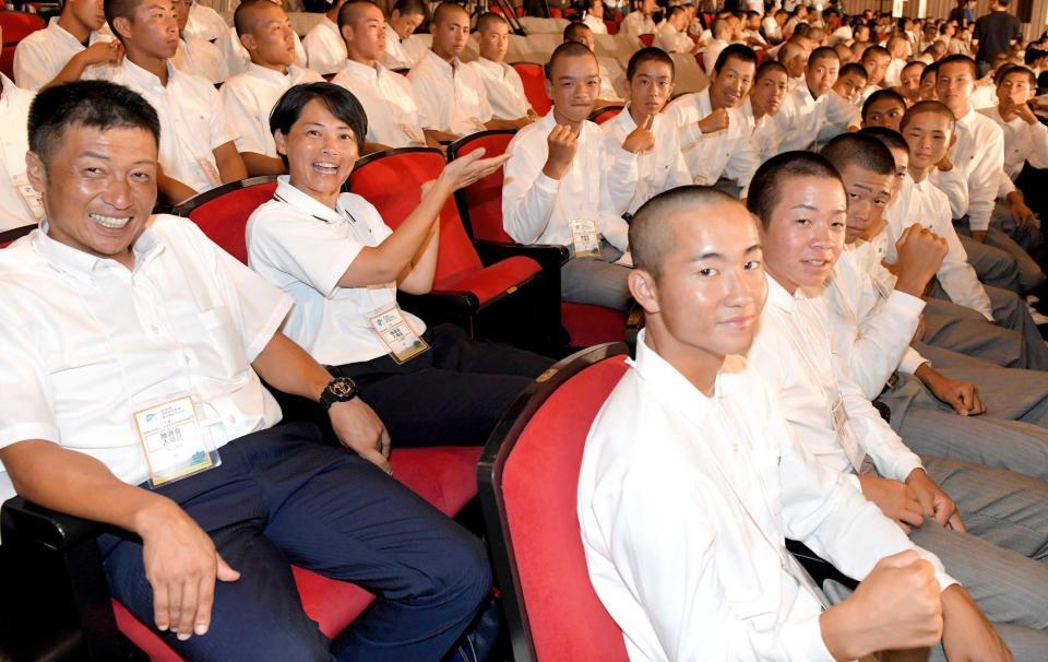 　抽選を待つ白山・川本野球部長（後列左から２人目）と白山ナイン（撮影・北村雅宏）