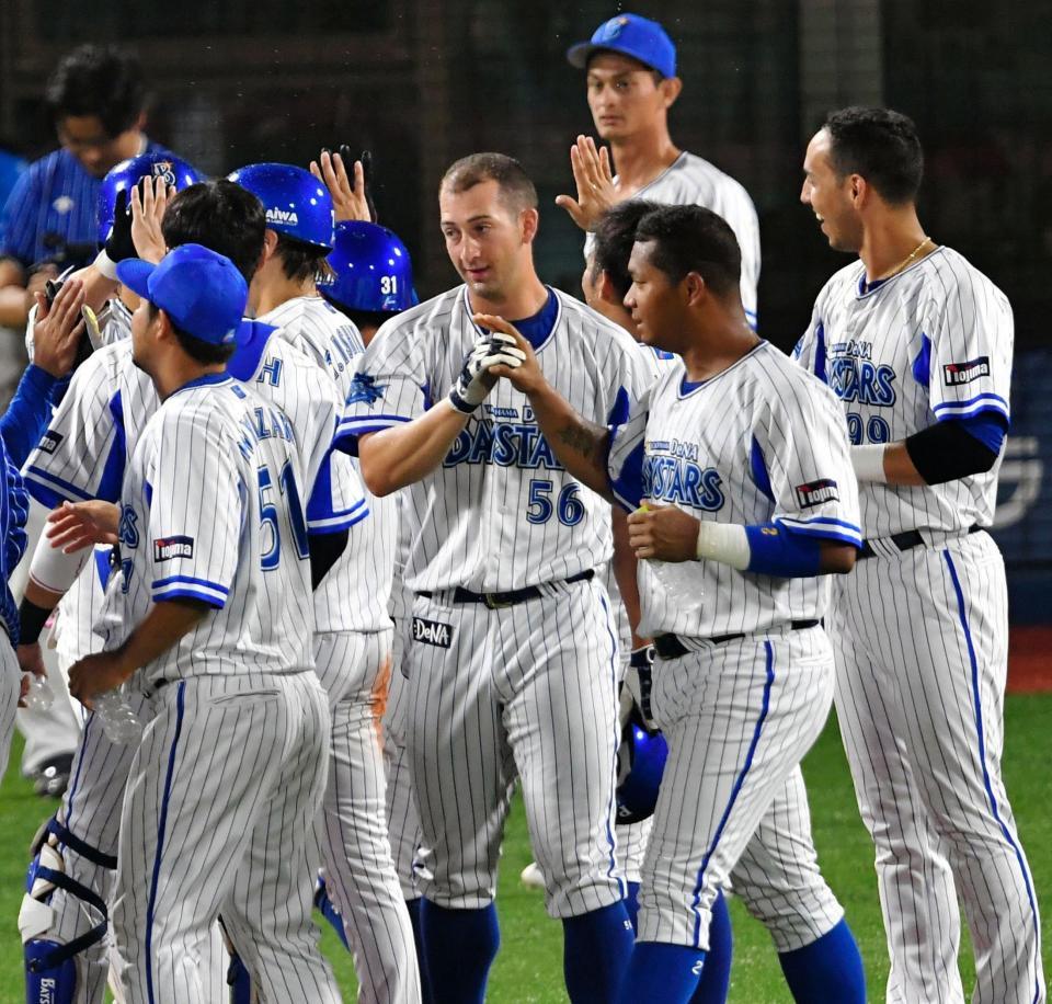 サヨナラ勝利にＤｅＮＡ　ホセ・ロペスとタッチを交わすＤｅＮＡ　ジョー・ウィーランド（中央）＝横浜（撮影・出月俊成）