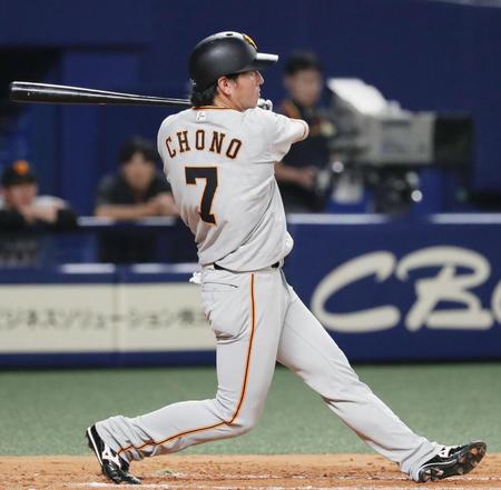 　８回、長野が左越えに決勝ソロを放つ