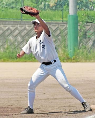 ノックで送球を受ける高知商・山中