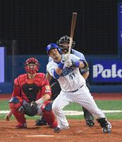 　２回、ソロを放つ宮崎（撮影・金田祐二）