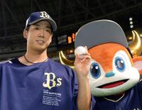 　勝利投手となった岩本