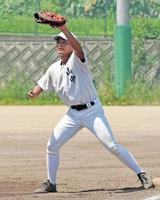 ノックで送球を受ける高知商・山中