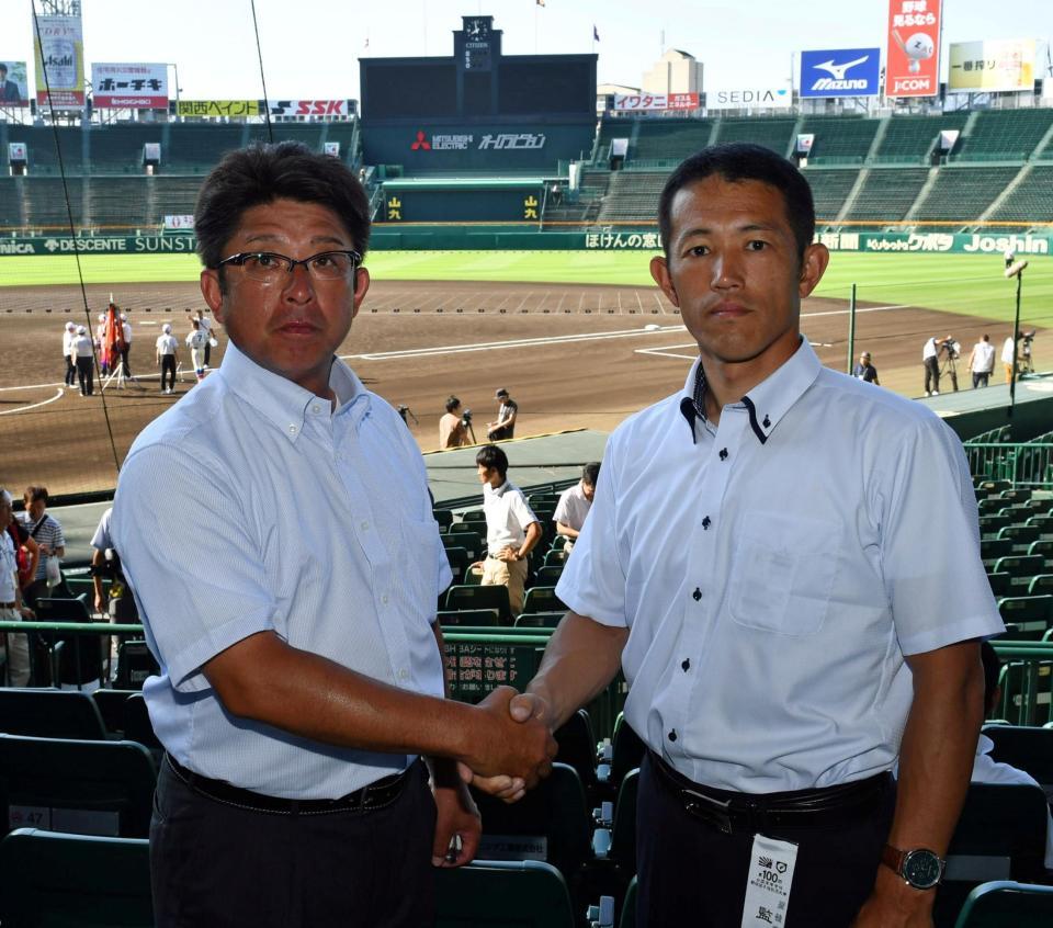 握手を交わす（左から）籐蔭の原秀登監督と星稜の林和成監督＝甲子園（撮影・持木克友）