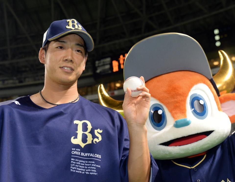 　勝利投手となった岩本