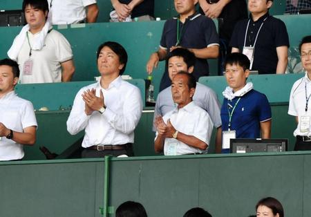 星稜・山下名誉監督（中央右）と並んで開会式を見る松井秀喜氏（同左）＝甲子園（撮影・佐藤厚）