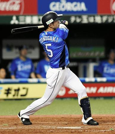 ５回西武２死一、二塁、左越え勝ち越し３ランを放った外崎＝メットライフドーム（撮影・園田高夫）