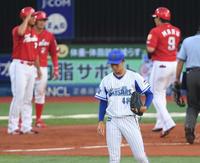 １回広島１死一塁、広島・丸佳浩に先制２ランを浴びたＤｅＮＡ・京山将弥＝横浜スタジアム（撮影・金田祐二）