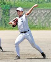 　グラブを右脇に抱え、返球する高知商・山中