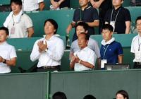 星稜・山下名誉監督（中央右）と並んで開会式を見る松井秀喜氏（同左）＝甲子園（撮影・佐藤厚）
