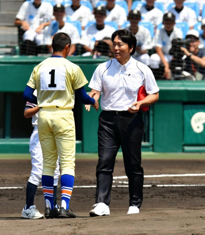 松井秀喜氏 魔物に襲われた 始球式はワンバウンド 力強い一球も頭を抱える 野球 デイリースポーツ Online