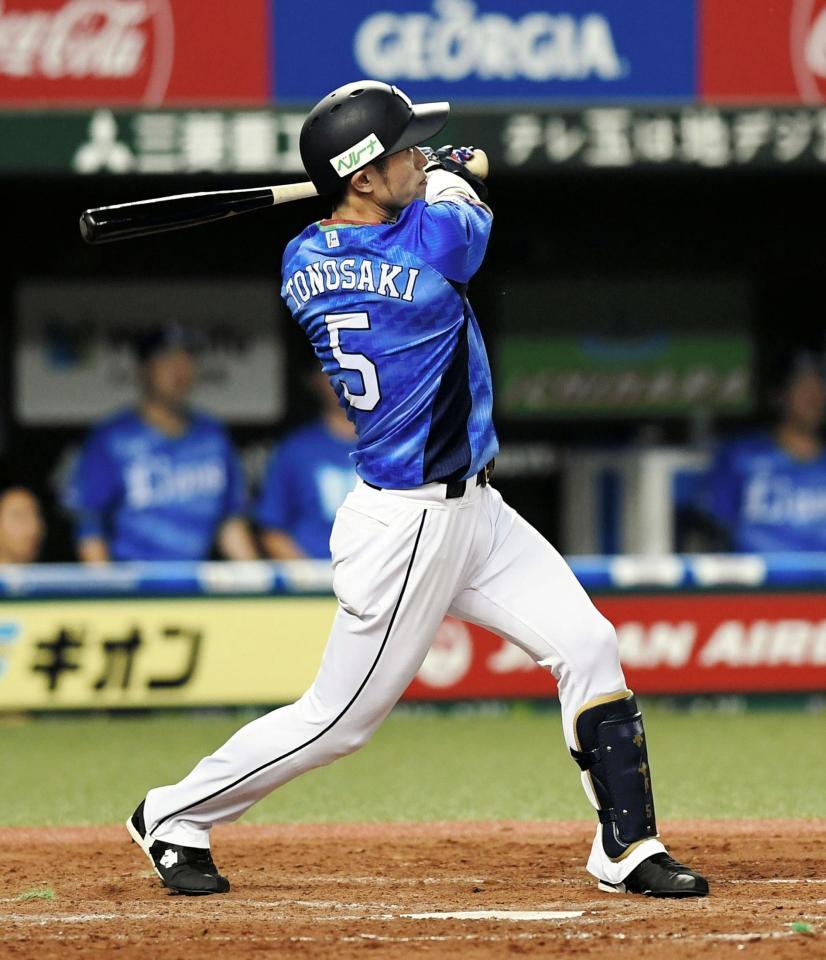 ５回西武２死一、二塁、左越え勝ち越し３ランを放った外崎＝メットライフドーム（撮影・園田高夫）