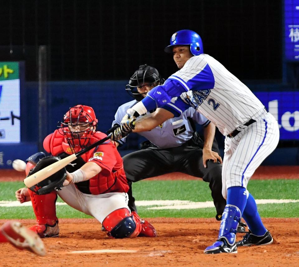 ９回ＤｅＮＡ２死三塁、同点の適時二塁打を放つＤｅＮＡ・ロペス＝横浜スタジアム（撮影・中田匡峻）