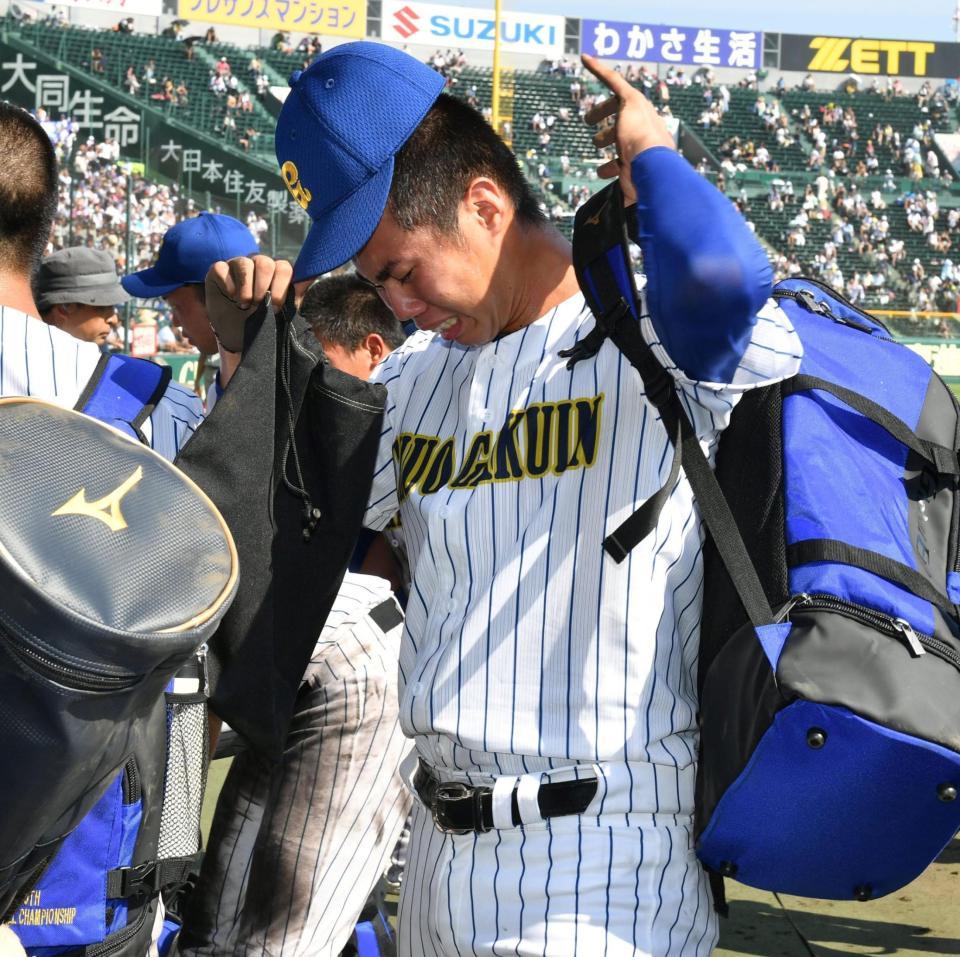 　泣きながら引き揚げる中央学院・大谷（撮影・持木克友）