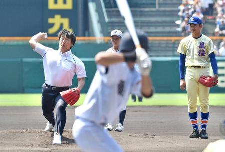 レジェンド始球式を務める松井秀喜氏。打者は藤蔭・橋本。右は星稜・奥川　