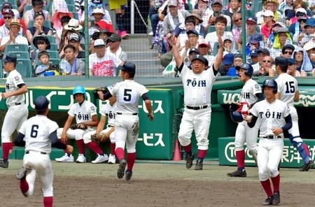 ８回表が終わり、ナインを呼び集める大阪桐蔭・西谷監督（中央右）＝甲子園（撮影・立川洋一郎）